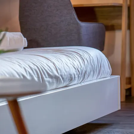 Deborah Calme Lit Et Place De Parking *